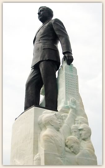 Huey Long's grave and statue on the grounds of the Louisiana State Capitol