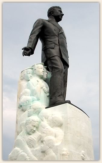 Huey Long's grave and statue on the grounds of the Louisiana State Capitol